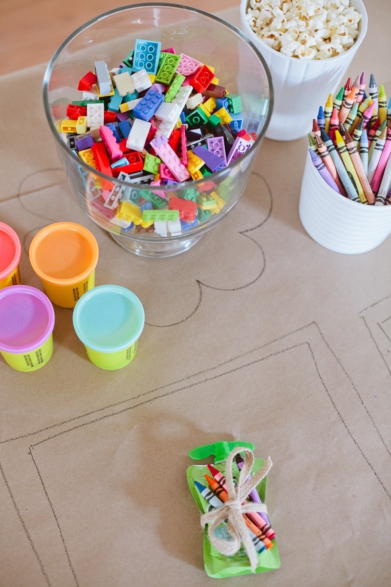 http://freshmommyblog.com/wp-content/uploads/2015/12/Tips-for-a-Ridiculously-Easy-Table-to-Keep-Kids-Entertained-for-any-Party-5.jpg