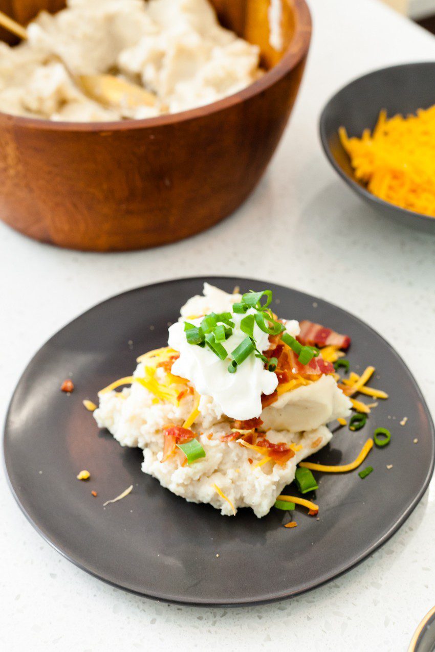 Between the last few lazy weekends of football we have left and the holiday season upon us, we've no shortage of entertaining at our doorstep. Welcome guests with open arms once you set up with a simple Mashed Potato and Mac and Cheese Bar that will rival any game on the big screen! Loaded mashed potatoes and more amazing combinations. 