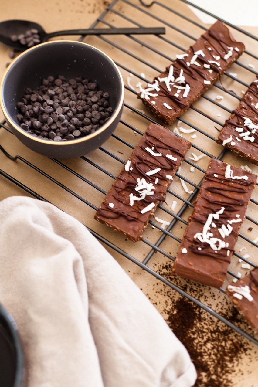 Simple 5 ingredient mocha no bake protein bars, flavored with coffee and chocolate and filled with good-for-you protein. Perfect for a morning on the run, an afternoon pick me up, or frozen for dessert they taste like a mocha fudge ice cream bar!