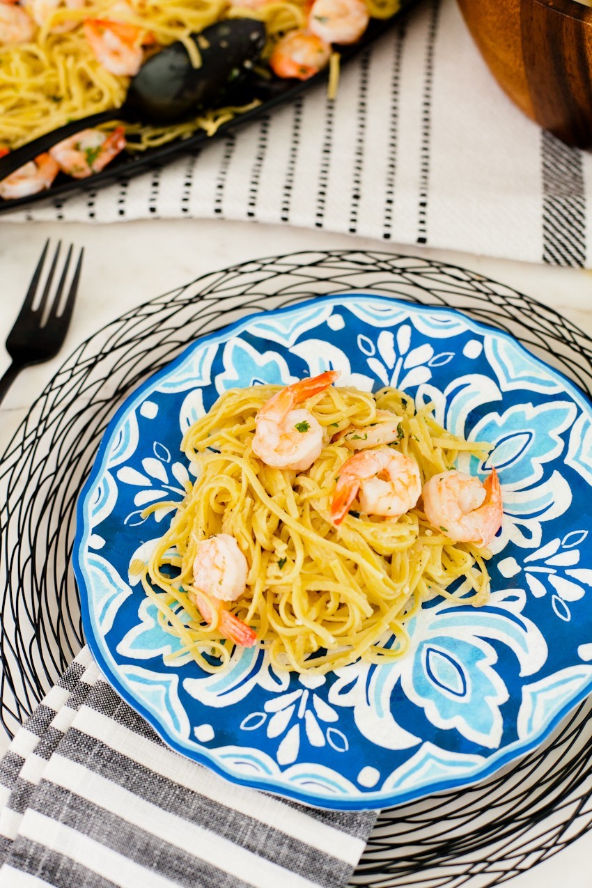 Summer Recipe: Simple Sizzling Shrimp Scampi and easy summer tablescape for entertaining featured by popular Florida lifestyle blogger Fresh Mommy Blog