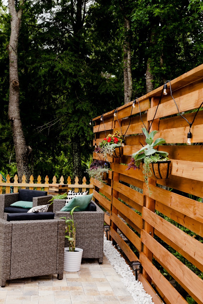 DIY Horizontal Slat Fence and Backyard Makeover. Create a stunning backdrop for your yard with these DIY privacy fence panels. - DIY Horizontal Slat Fence featured by popular Florida lifestyle blogger, Fresh mommy Blog. How to build a privacy fence UNDER $100 a section. Privacy Fence images.