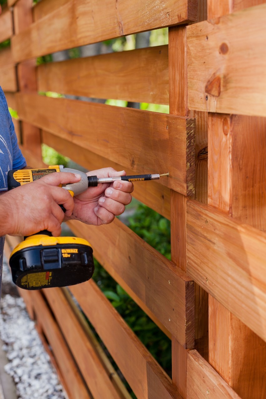 DIY Horizontal Slat Fence and Backyard Makeover. Create a stunning backdrop for your yard with these DIY privacy fence panels. - DIY Horizontal Slat Fence featured by popular Florida lifestyle blogger, Fresh mommy Blog. How to build privacy fence and privacy fence images.