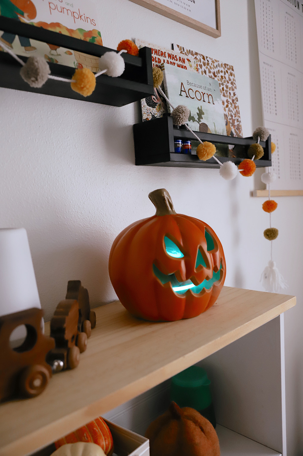 Fall Kids Room Decor Ideas featured by top US home blogger, Fresh Mommy Blog