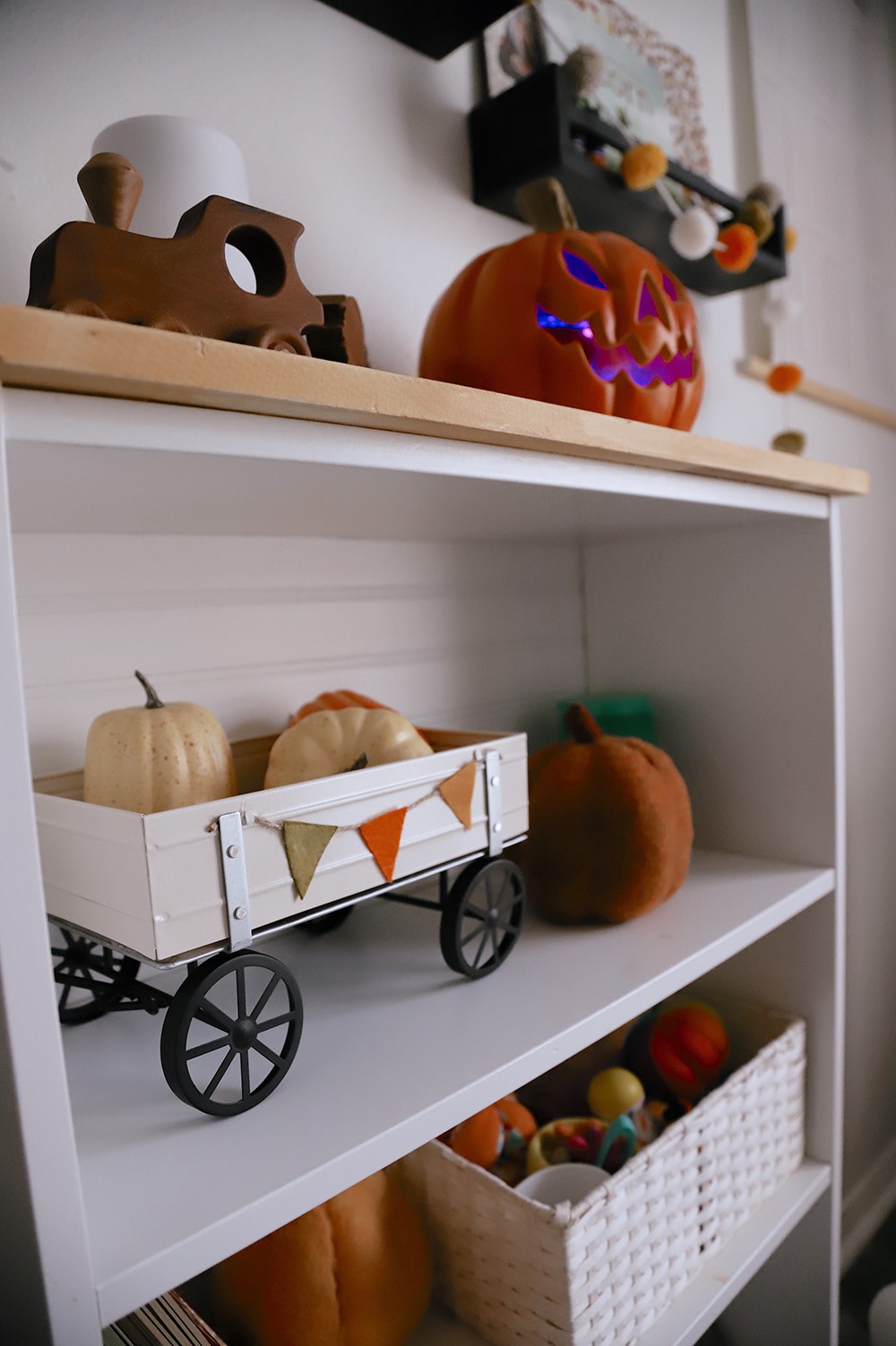 Fall Kids Room Decor Ideas featured by top US home blogger, Fresh Mommy Blog