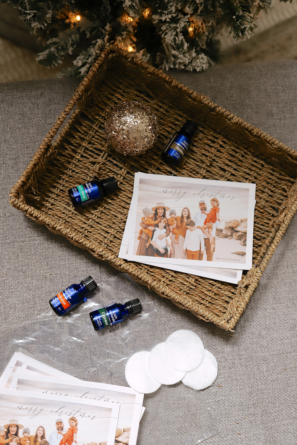 How to Make Essential Oil Holiday Cards, a tutorial featured by top US essential oil blogger, Fresh Mommy