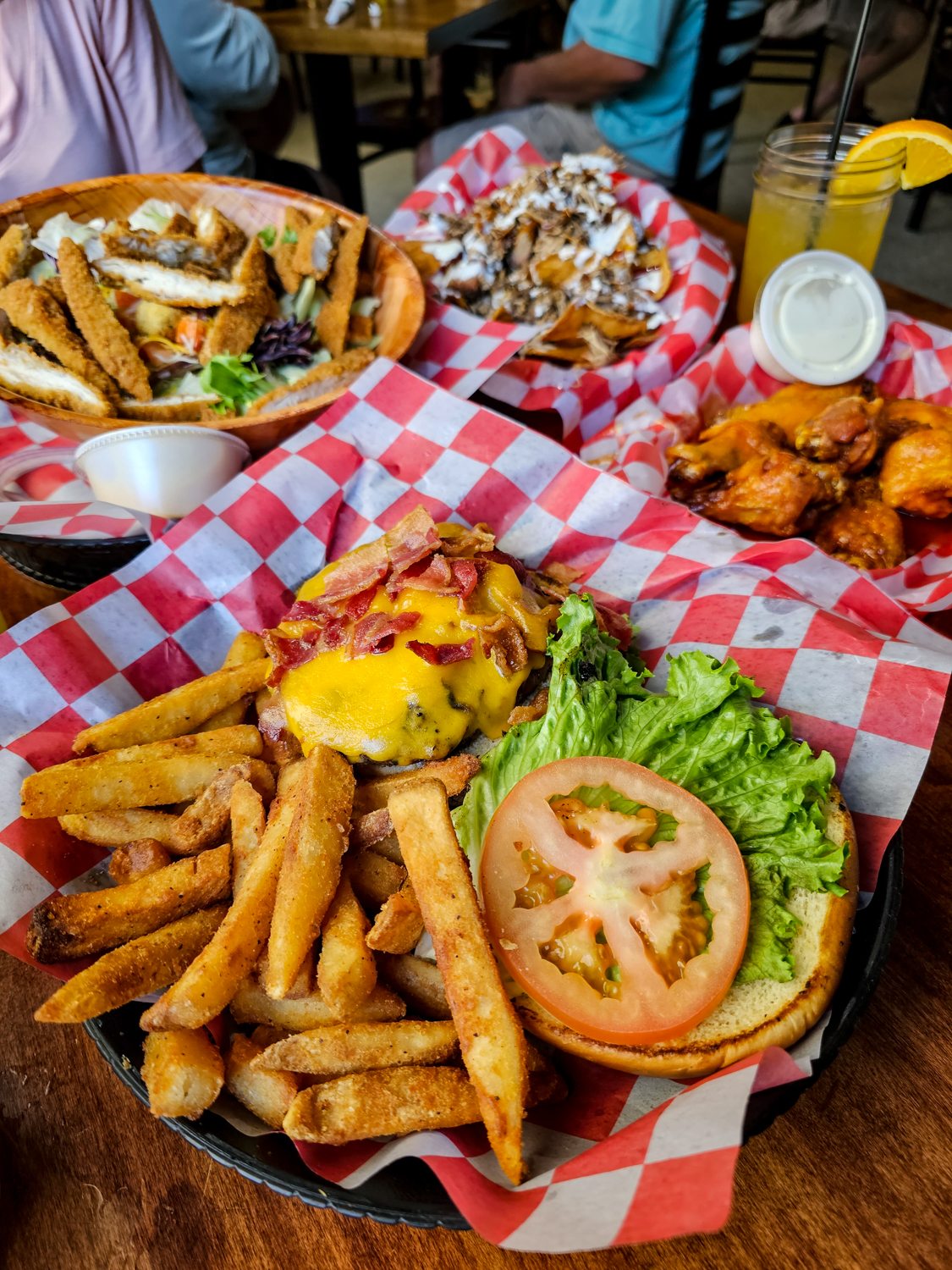 The Cove Pub & Grub Restaurant! Travel Tips for A Visit to Inverness FL. A recap of where we stayed, fun outdoor activities to try, and delicious restaurants for a small-town girls' trip!